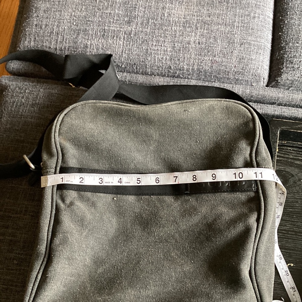 GUESS MESSENGER BAG - Picture 9 of 9